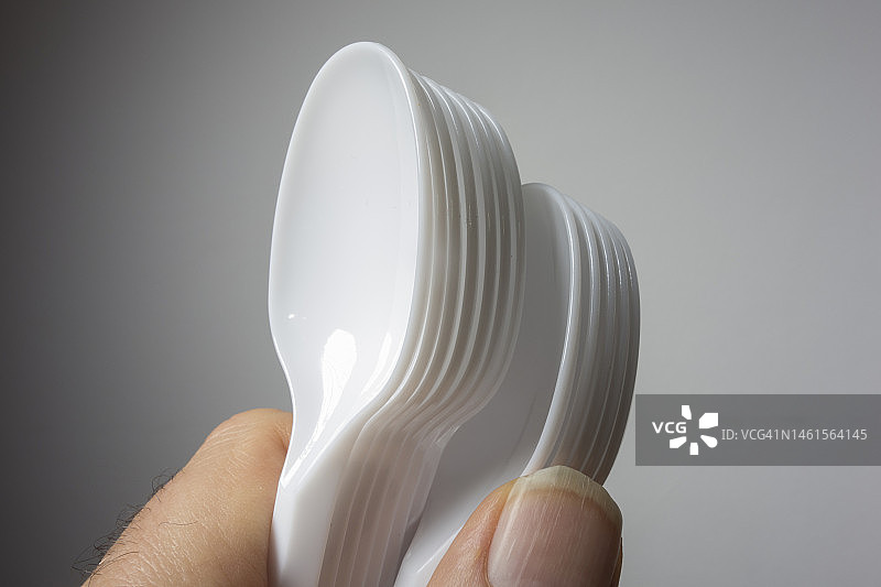 丢弃塑料勺子图片素材