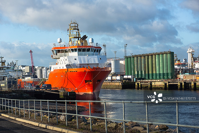 英国苏格兰阿伯丁港的石油钻井平台支持船图片素材