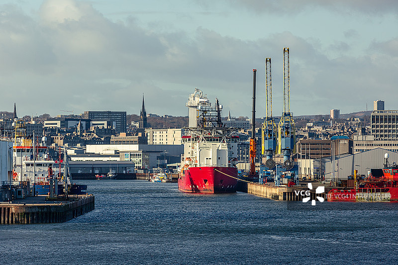 停泊在英国苏格兰阿伯丁港的石油钻井平台支援船图片素材