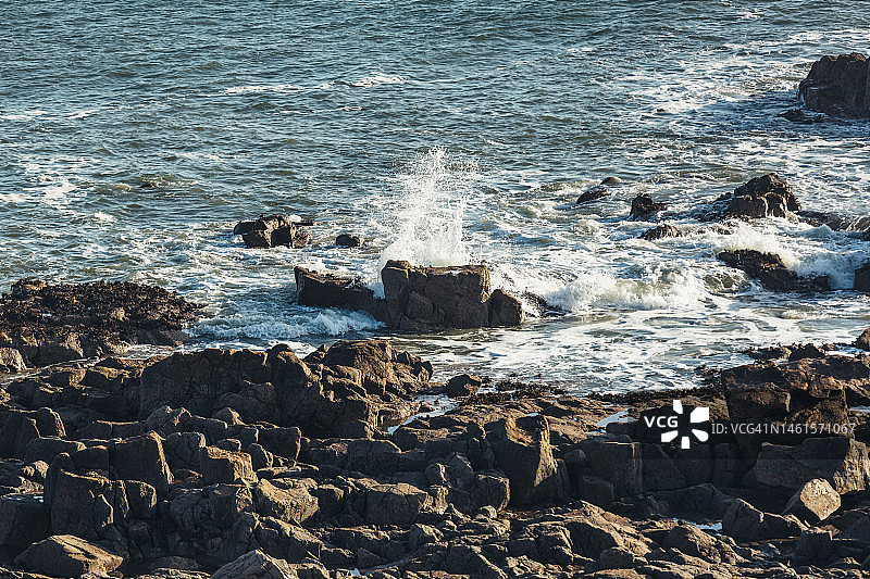 苏格兰阿伯丁海岸岩石上的海浪图片素材
