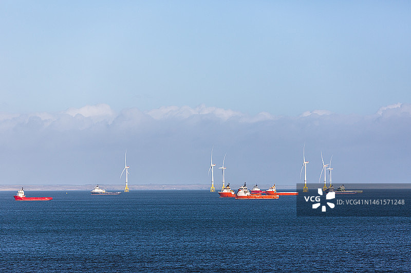 苏格兰阿伯丁平静水域的海上风力涡轮机图片素材