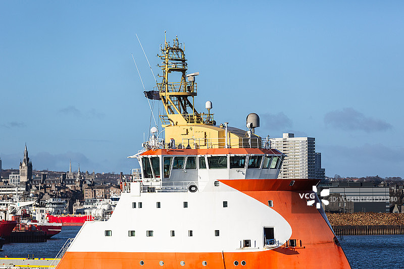 离开苏格兰阿伯丁港口的石油钻井平台支持船图片素材