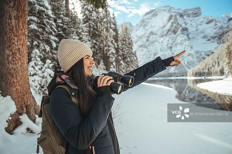 生态学家用双筒望远镜观察环境图片素材
