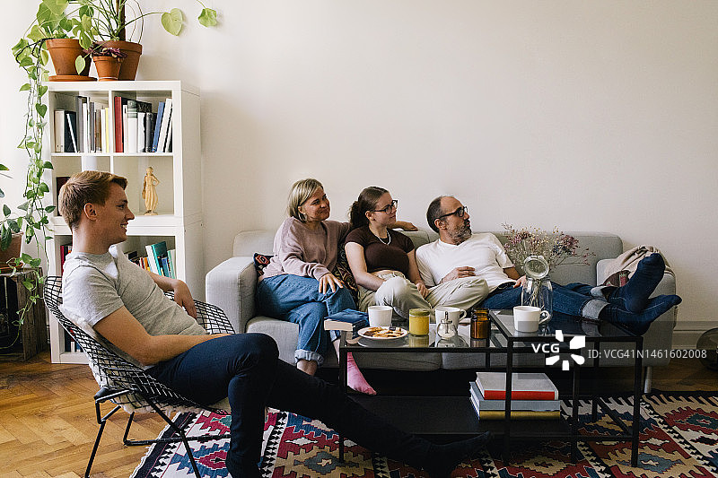 一家人在家里的客厅一起看电影图片素材