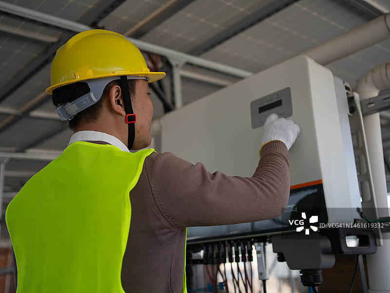 检修太阳能控制器图片素材