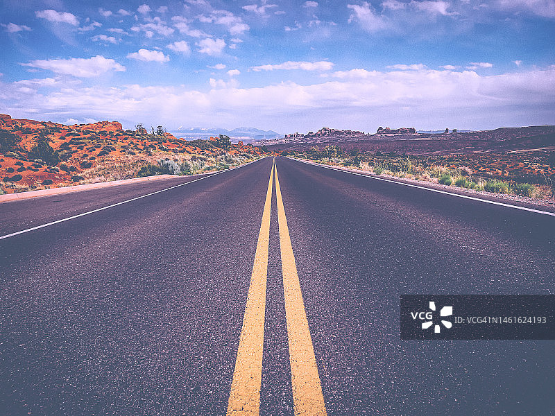 俯视沙漠中的道路图片素材