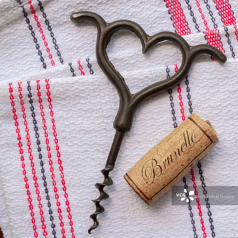 餐巾上的复古心形开瓶器和葡萄酒瓶塞图片素材