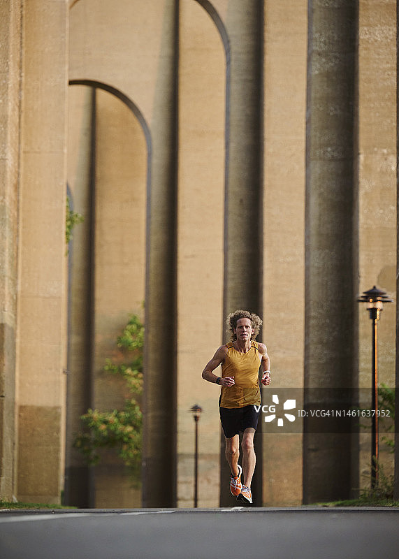 在桥下慢跑的男人图片素材