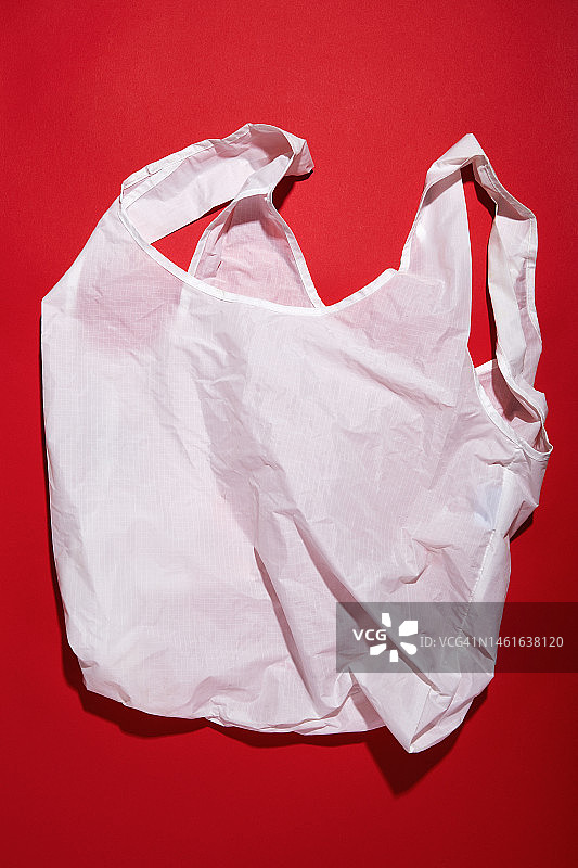 红色背景上的可重复使用购物袋图片素材