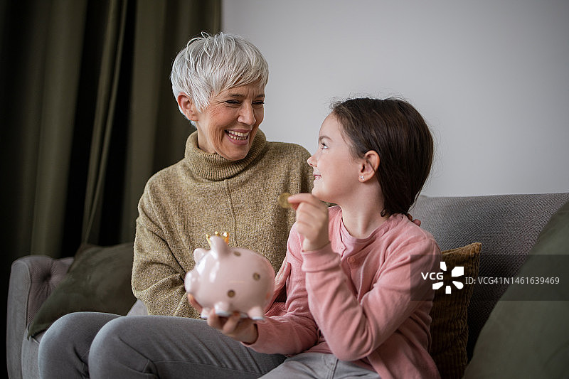 快乐的中年妇女和一位小女孩图片素材