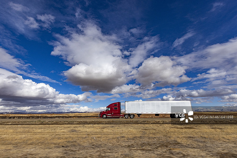 美国爱达荷州博伊西I-84州际公路上的半挂卡车图片素材