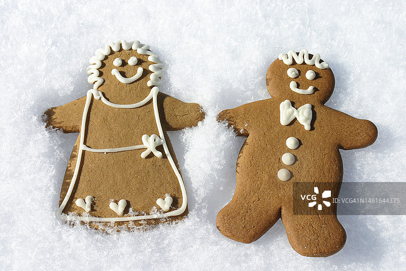 雪地姜饼小人和姜饼小妞饼干图片素材