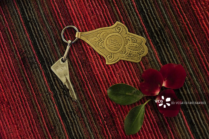 黄铜房间钥匙和花朵图片素材