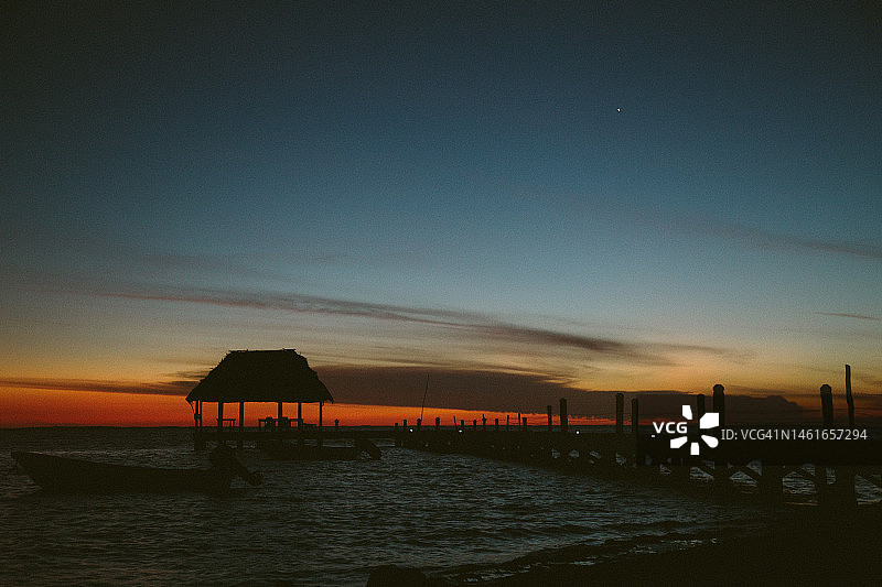海滩上的绚丽日落图片素材