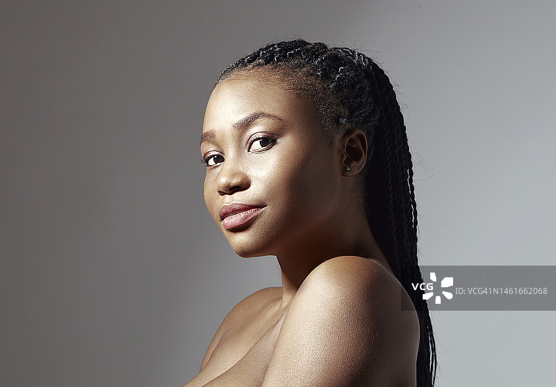 黑人女性看向镜头的肖像图片素材
