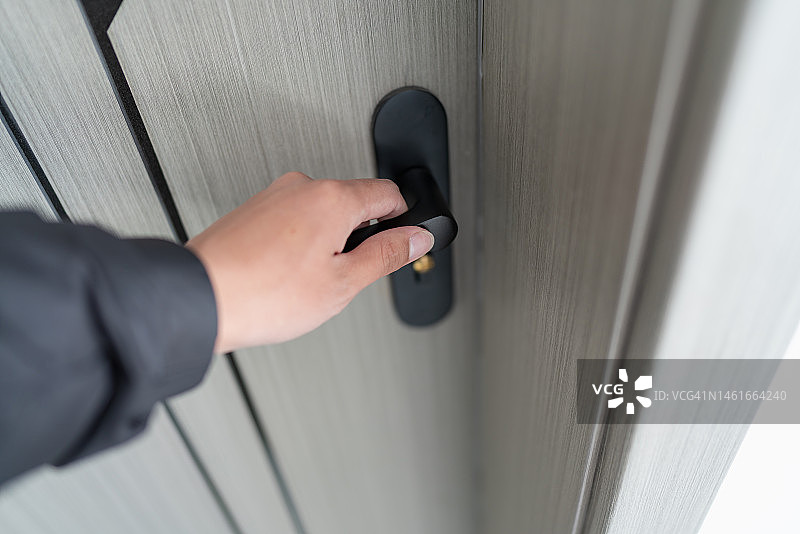 手将打开门的特写图片素材