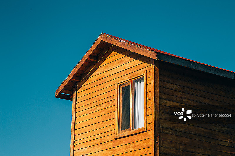 蓝天下的木制小屋图片素材