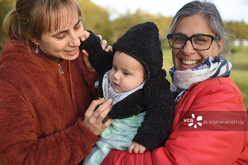 拥抱婴儿的女人图片素材