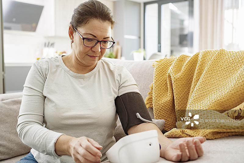 测量血压的女人特写图片素材