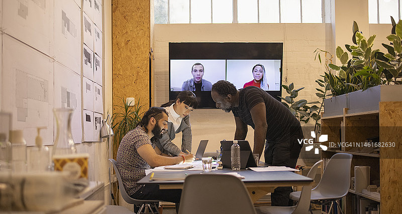 建筑师在办公室会议中进行视频会议图片素材