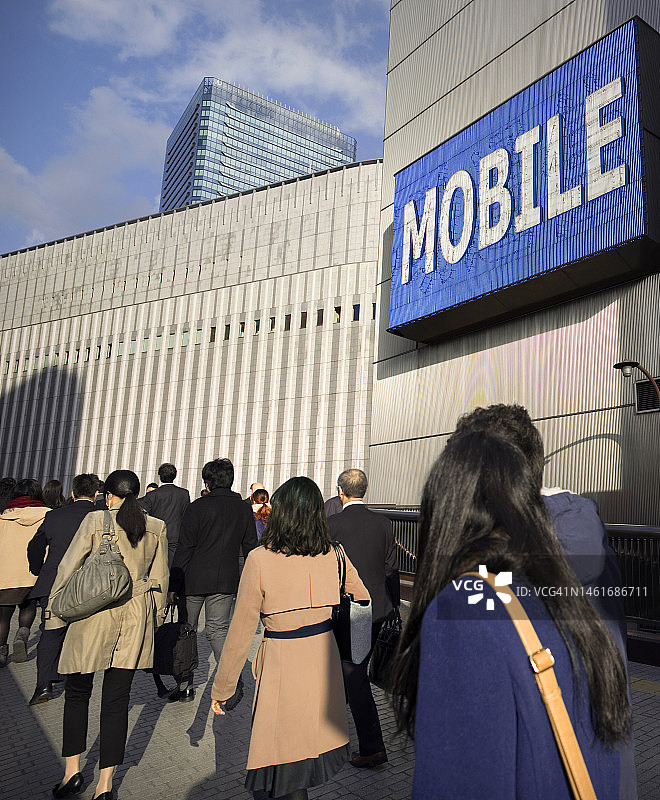日本大阪梅田区繁华的街区上带有“mobile”字样的巨大霓虹灯图片素材