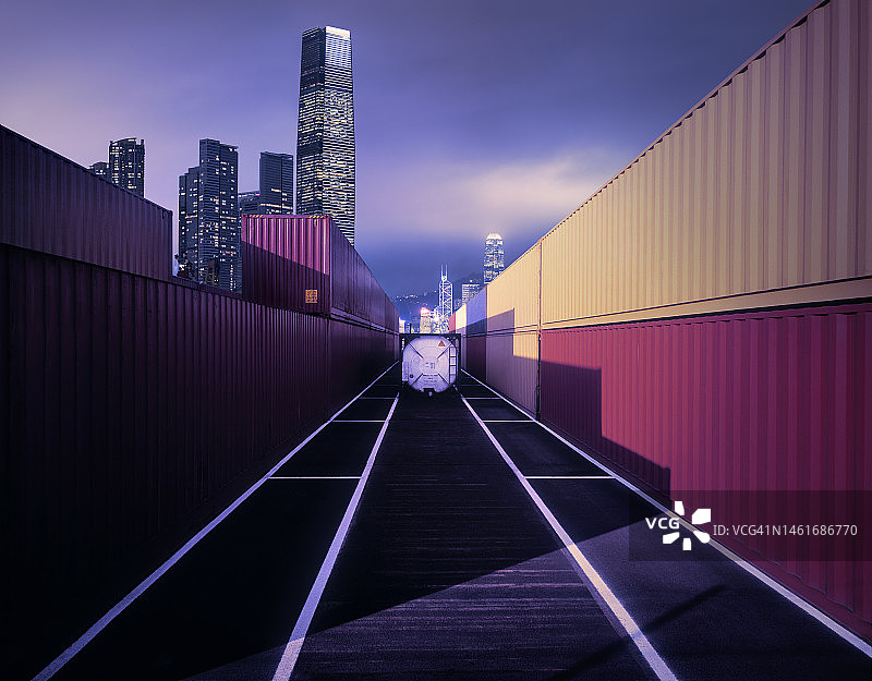 香港天际线与整齐堆放的集装箱（合成图）图片素材