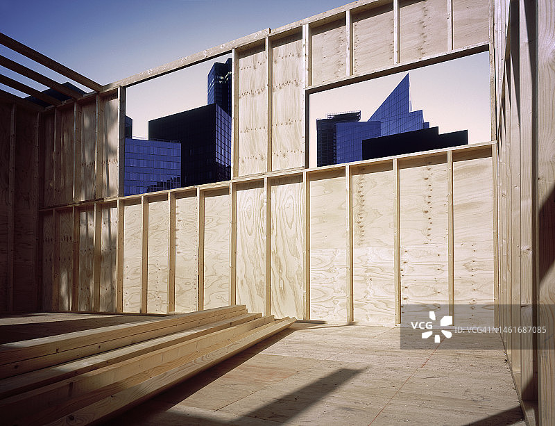 现代商业区建筑工地的木结构图片素材