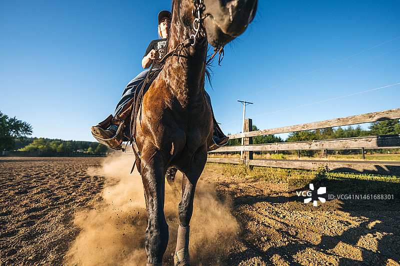 女牛仔在畜栏里骑马图片素材