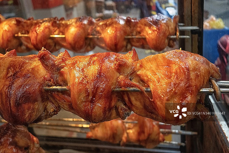 伊兹密尔烤肉机上的烤全鸡图片素材