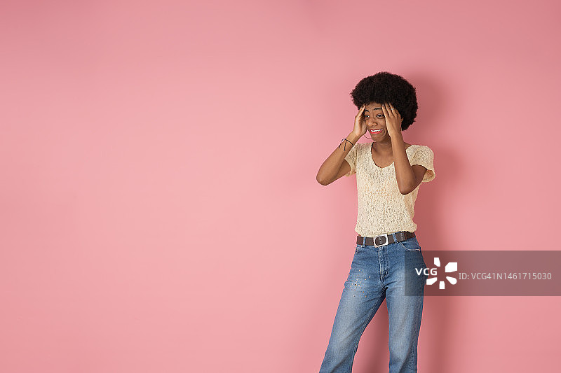 年轻的非洲裔美国妇女患有严重的偏头痛图片素材