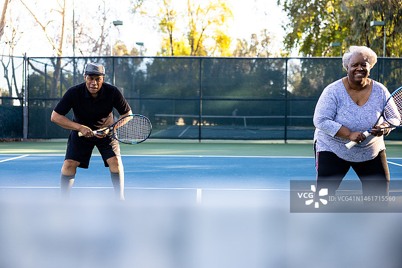 打网球双打的年长黑人夫妇图片素材
