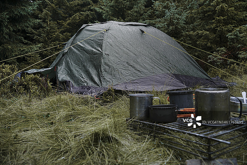 森林里搭建的绿色帐篷图片素材