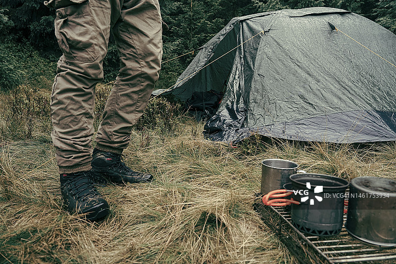 男人在野外的帐篷旁图片素材