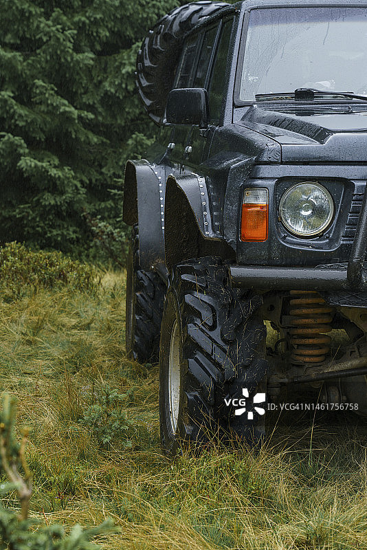 森林中的越野车图片素材