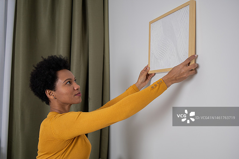 搬进新公寓的女人图片素材