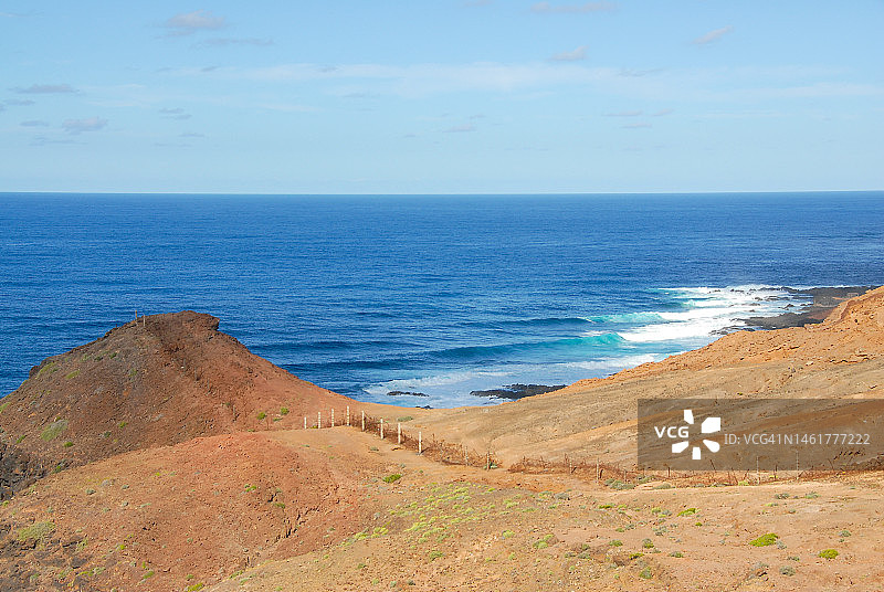 山间铁丝网图片素材