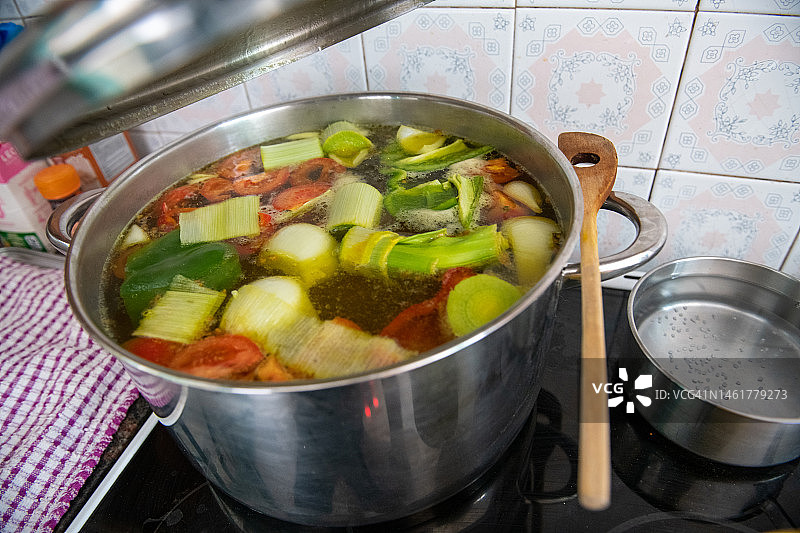 锅中熬制的蔬菜汤图片素材