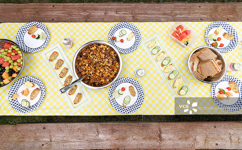 野餐餐桌布置图片素材