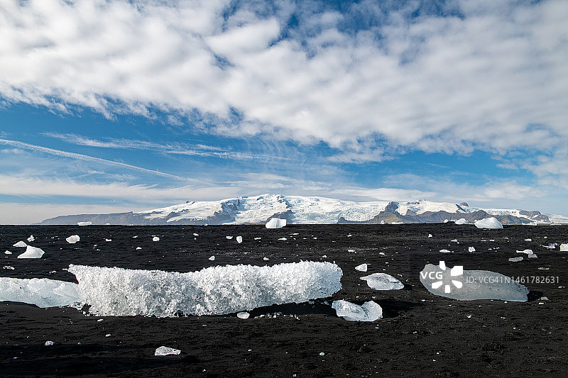 冰岛钻石海滩的冰块和雪山背景图片素材