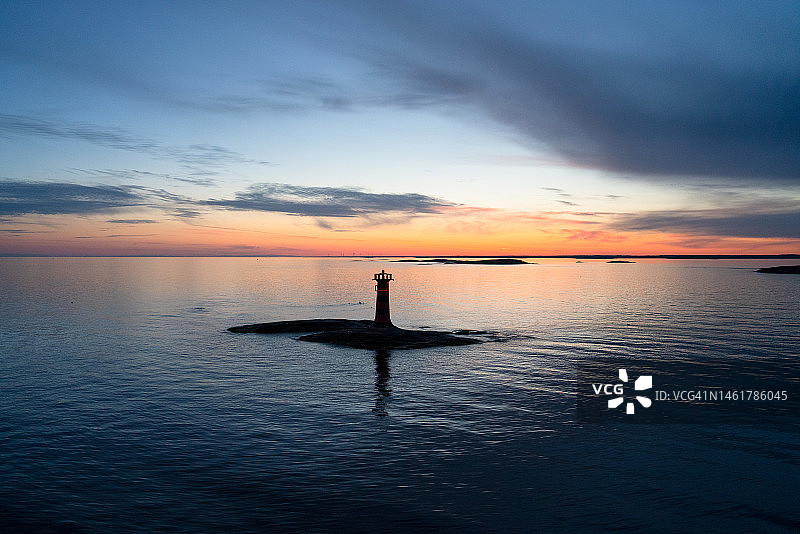 芬兰和瑞典之间的波罗的海渡轮奥兰群岛灯塔灯塔Kobbar Klitar Moody Sky Copy Space Lonely宁静图片素材