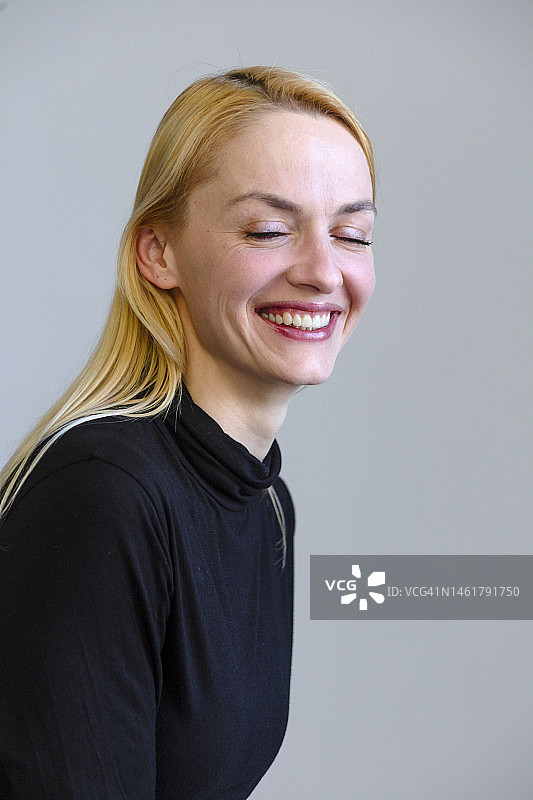 微笑金发女人洁白牙齿图片素材