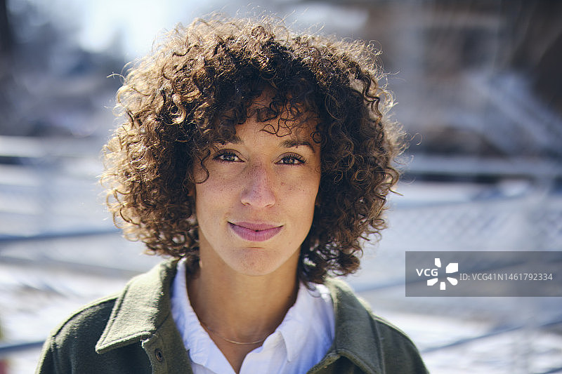 户外人像：一位女士图片素材