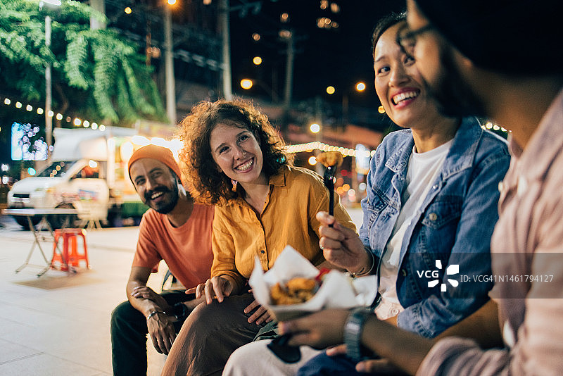 人们在户外夜晚聊天图片素材