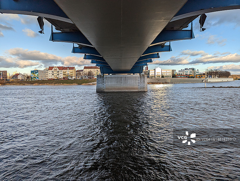 德国和波兰边境桥（德国法兰克福）图片素材