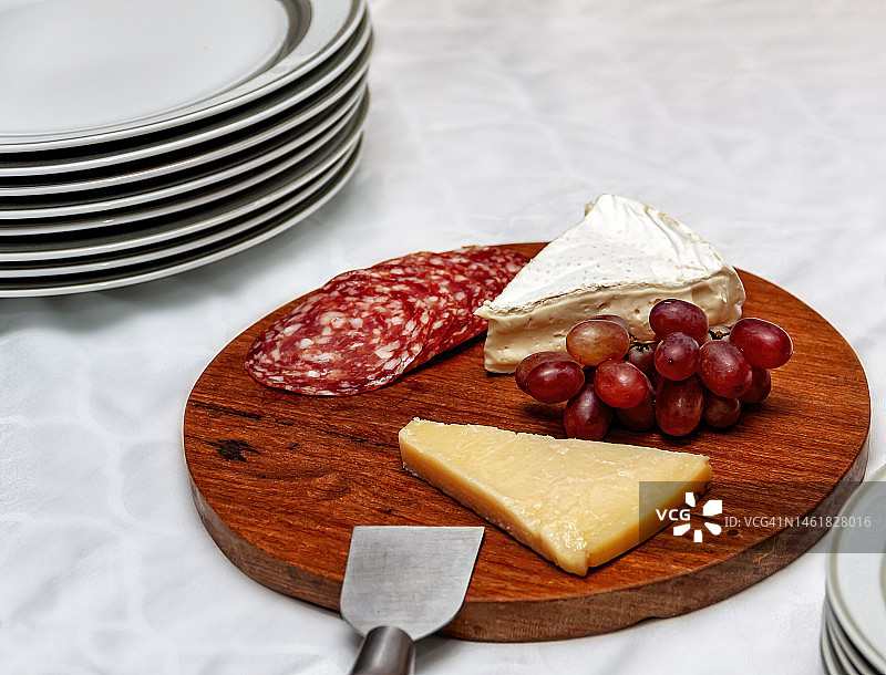 奶酪、萨拉米和葡萄开胃菜图片素材