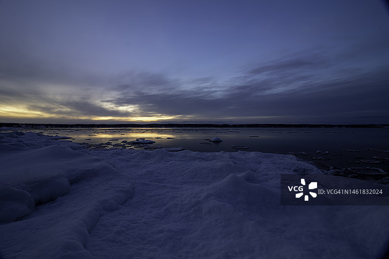 湖边冬季日落雪景图片素材