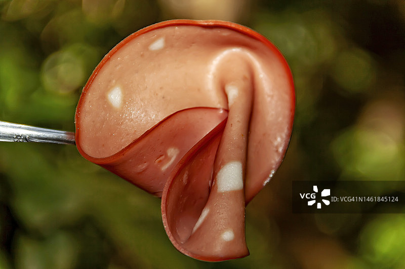 意大利肉肠切片背景虚化图片素材