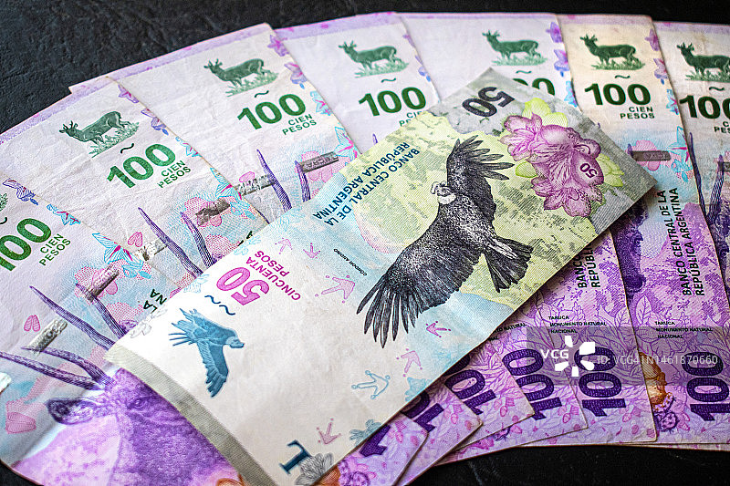 50阿根廷比索的钞票，带有安第斯秃鹰设计，以及100阿根廷比索的现金钞票图片素材