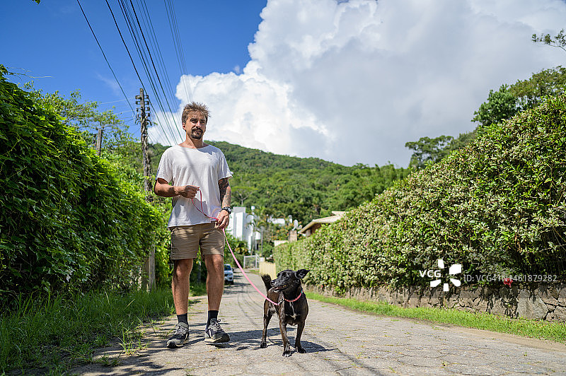 在街上遛狗图片素材