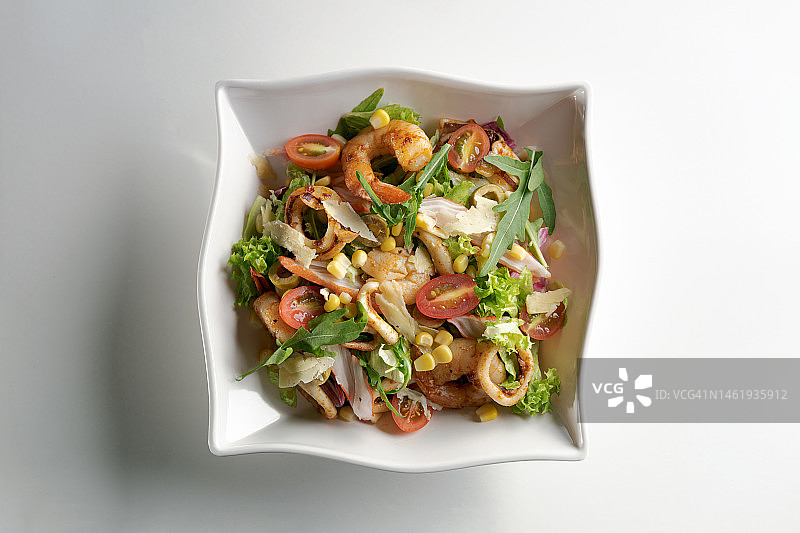 什锦海鲜沙拉配虾仁、鱿鱼、玉米、番茄和蔬菜图片素材